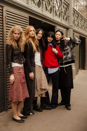Addison-Soens-Tida-Rosvall-Xu-Wei-Shuqi-Lan-Sijia-Kang-2025-10-06-PFW-SS26-StreetStyle6-Melodi...jpg