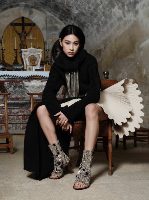 hoyeon-cover-shoot-elle-uk-68ecce05710f7.jpg