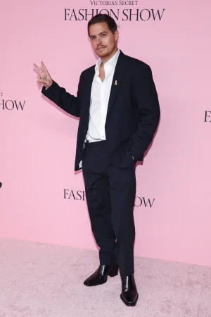 dylan-sprouse-arrives-victorias-secret-113533736.webp