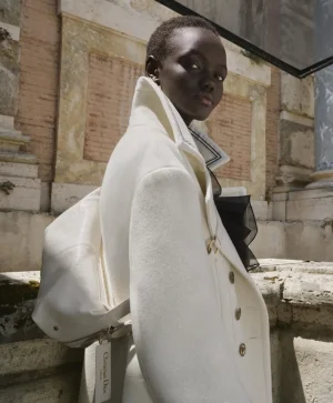 25020_DIOR_CRUISE_ROME_SHOT_05_BIG_HEAD_STATUE_136_300_DPI_RVB_SP-848x1024.jpg.webp