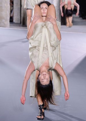 rick-owens-571x800-148946b9dbcf48c0a720d912f31f0359.jpg
