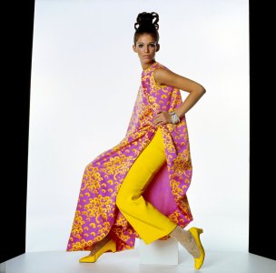 Penn, Irving; Ann Turkel in Givenchy, Vogue; 1967-11-15.jpg