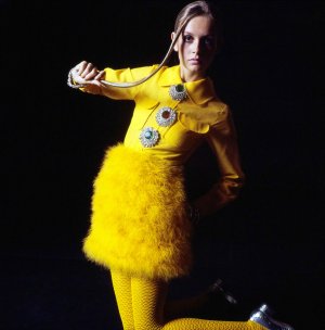 Stern, Bert; Twiggy in Gregory, Vogue; 1967-11-15.jpg