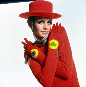 Stern, Bert; Twiggy in Red, Vogue; 1967-11-15.jpg