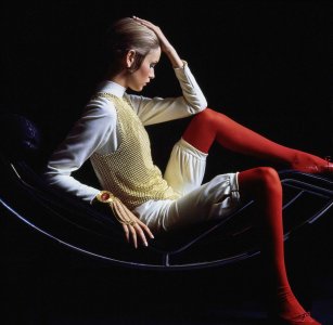 Stern, Bert; Twiggy in Roberto Rojas, Vogue; 1967-11-15_0001.jpg
