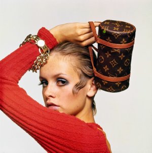 Stern, Bert; Twiggy with a Louis Vuitton Bag, Vogue; 1967-11-15.jpg