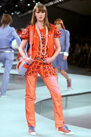00030-chanel-spring-2002-ready-to-wear-anne-vyalitsyna.webp