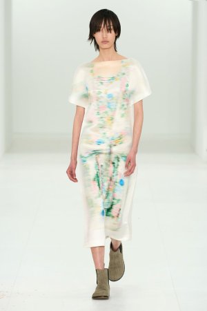 00001-loewe-fall-2023-ready-to-wear-credit-gorunway.jpg