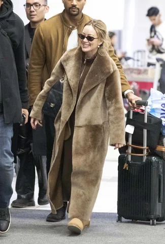 hilary-duff-at-toronto-airport-arrival-on-22-january-2026-8.webp
