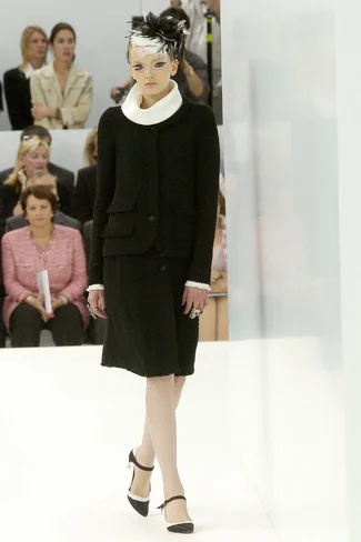 chanel-fall-2004-couture-00010h-lily-donaldson.webp