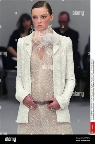 javaabaca-55019-12-paris-france-january-20-2004-eva-herzigova-wears-a-creation-by-german-styl...webp