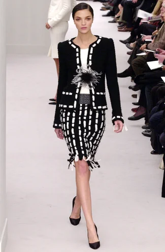 chanel-spring-2004-couture-00020h-mariacarla-boscono.webp