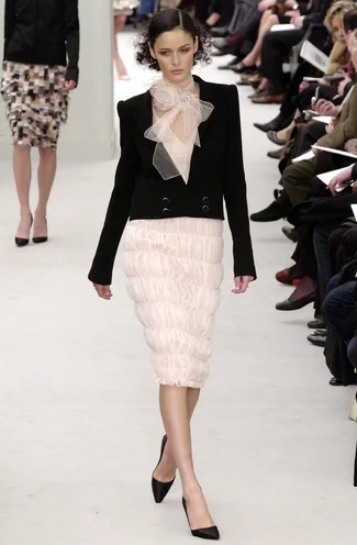 chanel-spring-2004-couture-00140h-nicole-trunfio.webp