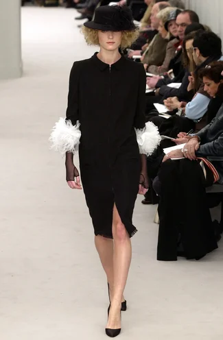 chanel-spring-2004-couture-00040h-lisa-davies.webp