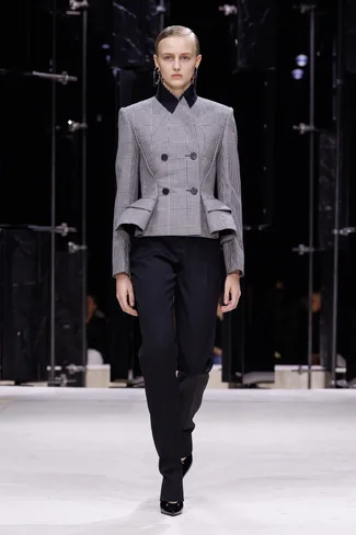 00037-givenchy-fall-2026-ready-to-wear-credit-brand.webp
