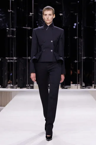 00039-givenchy-fall-2026-ready-to-wear-credit-brand.webp