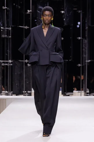 00053-givenchy-fall-2026-ready-to-wear-credit-brand.webp