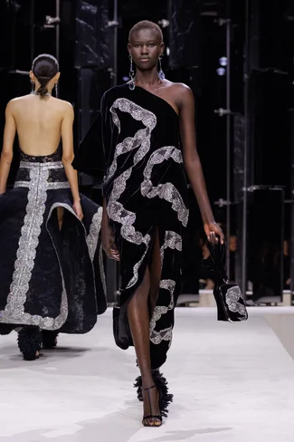 00054-givenchy-fall-2026-ready-to-wear-credit-brand.webp