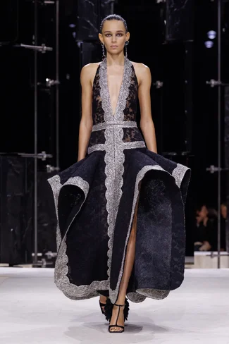 00056-givenchy-fall-2026-ready-to-wear-credit-brand.webp