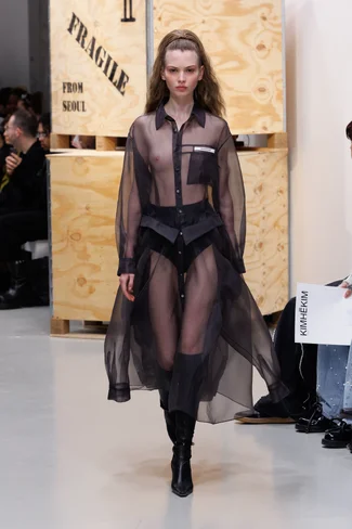 KIMHEKIM_fw26_runway_look033_5f4b0db2-60a0-4c56-919e-8bb5bb2e9876.webp