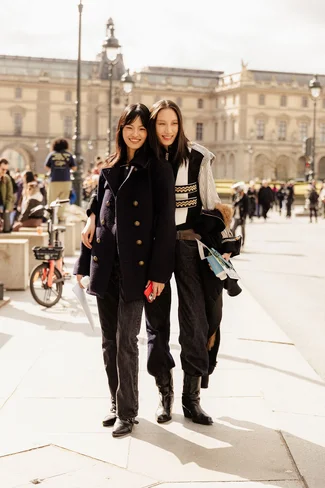 Xinye-Wang-Xiru-Yang-2026-03-10-PFW-FW26-StreetStyle8-MelodieJeng-MEL_1273.webp