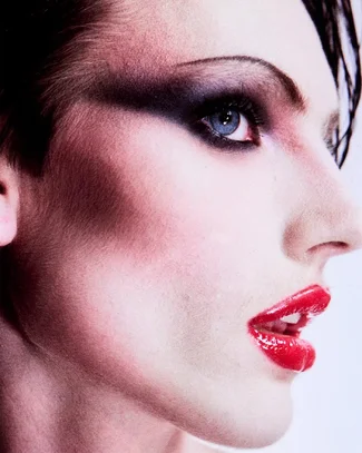 Contoured cheeks, ultra-red lips, and fanned-out smoky eyes at Gucci Primavera.#GucciPrimaver...webp