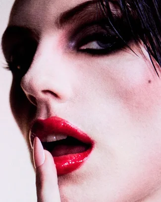 Contoured cheeks, ultra-red lips, and fanned-out smoky eyes at Gucci Primavera.#GucciPrimaver...webp