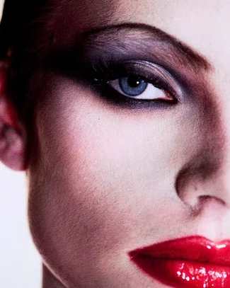 Contoured cheeks, ultra-red lips, and fanned-out smoky eyes at Gucci Primavera.#GucciPrimaver...webp