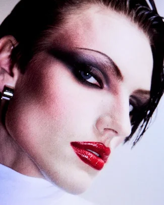 Contoured cheeks, ultra-red lips, and fanned-out smoky eyes at Gucci Primavera.#GucciPrimaver...webp