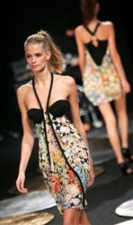 Hussein Chalayan SS 2006 5.jpg