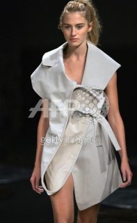 hussein chalayan SS 2006 12.jpg