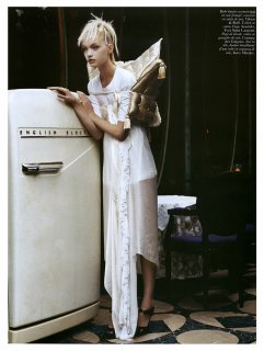 VogueFra-Oct05-GemmaWard&DuJuan_PatrickDemarchelier007sm.jpg
