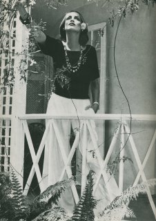 american_bazaar_december_1975__jerry_hall__rico_puhlman__8sm.jpg