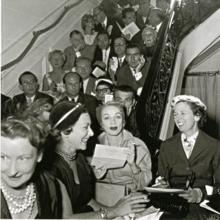 maywald 1955 dietrich à un défilé dior fb.jpg