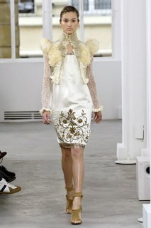 Elizabethan Balenciaga SS 2006.jpg