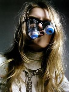 lilydonaldson_voguefrance_davidsims_sept2005.052.jpg