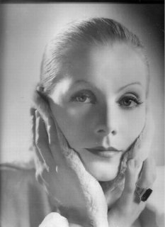 1124742269366_garbo9hands_onface_new.jpg
