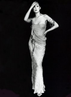 rosamund pike HQ bw statue.jpg