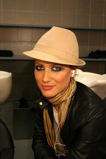 alves-armanibackstage-f05.jpg