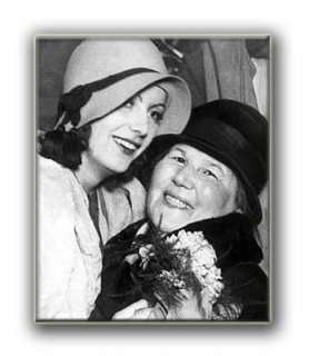 Garbo & mother 1928 (greta-garbo.de).jpg