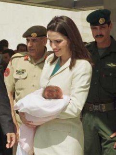 queen_rania_leaves_hospital.jpg