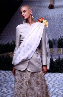 salvail-moschino97-2.jpg