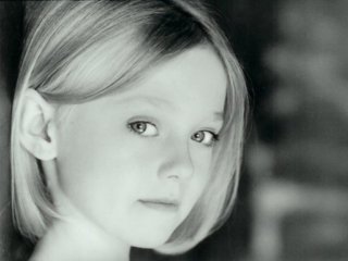 Dakota_Fanning_bw_1024x768.jpg