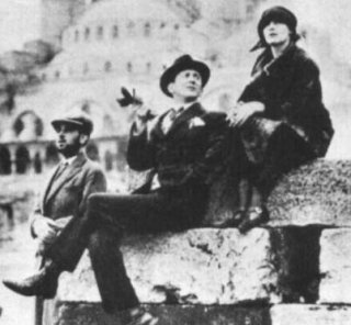 Garbo in Istanbul (gretagarbo.proboards34.com).jpg