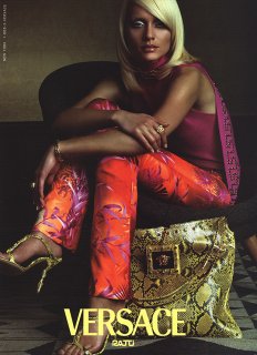 versace 3, Amber Valletta, kontrastfarver gul opg violet.jpg