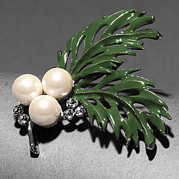 green_brooch_1.jpg