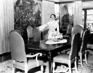 Dietrich at home 1932 (imdb)2.JPG
