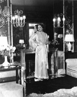 Dietrich at home 1932 (imdb)4.JPG