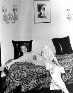 Dietrich at home 1932 (imdb)5.JPG