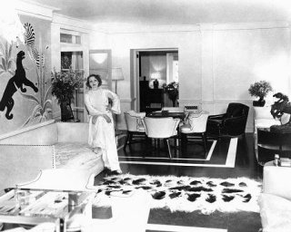 Dietrich at home 1932 (imdb)6.JPG